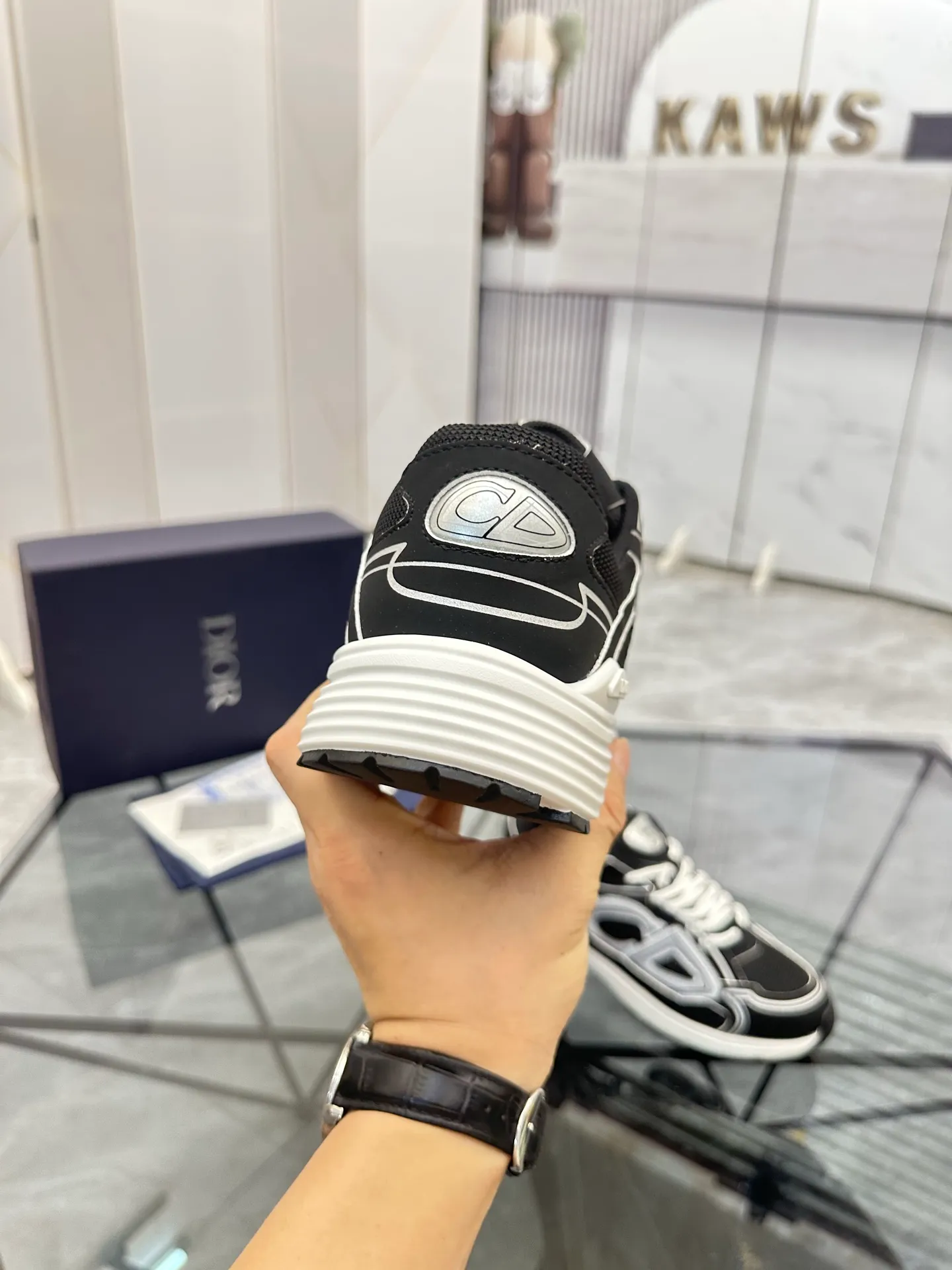 Men's shoes: 💰P400¥ Available in Guangzhou Product trademark: Dior* "Dior*" low-top casual shoes Regular size: 35-46 (can be customized to 47) Couple style Product materials: Upper imported cowhide stitched with original fabric, breathable lining, ultra-light foam original outsole. No.: 007